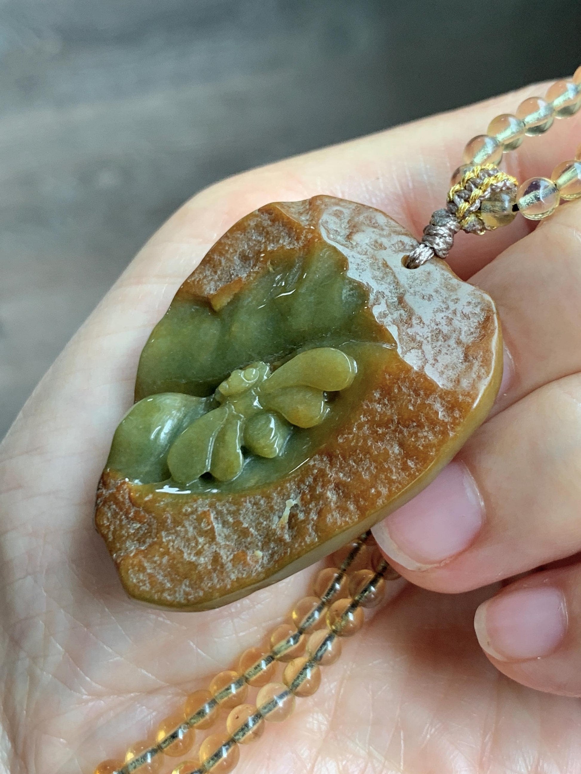 Natural Grade A Guatemalan Dark Yellow Jade Jadeite w/ Rind Carved Honey Bee Pendant Beaded Necklace 22” 24g 天然冰危黄翡翠皮壳料蜜蜂吊坠蓝珀项链 WPKM110