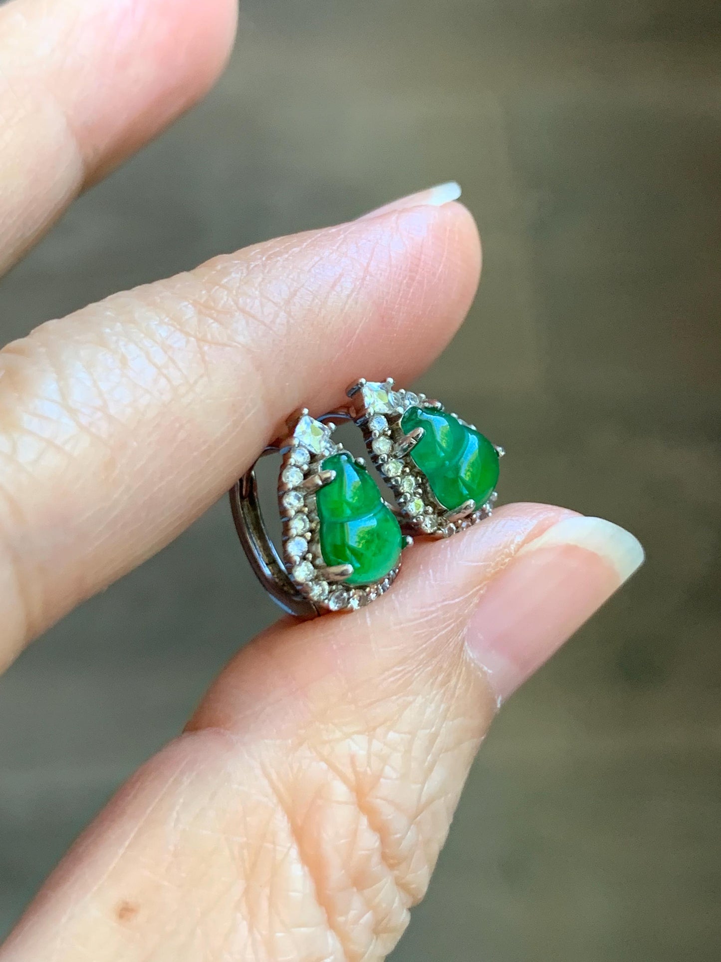 Natural Grade A Guatemalan Icy Translucent Vibrant Green Jade Jadeite Gourd Hulu Hoop Huggie Earrings Sterling Silver 天然冰危绿翡翠葫芦银镶耳包 WDH110B