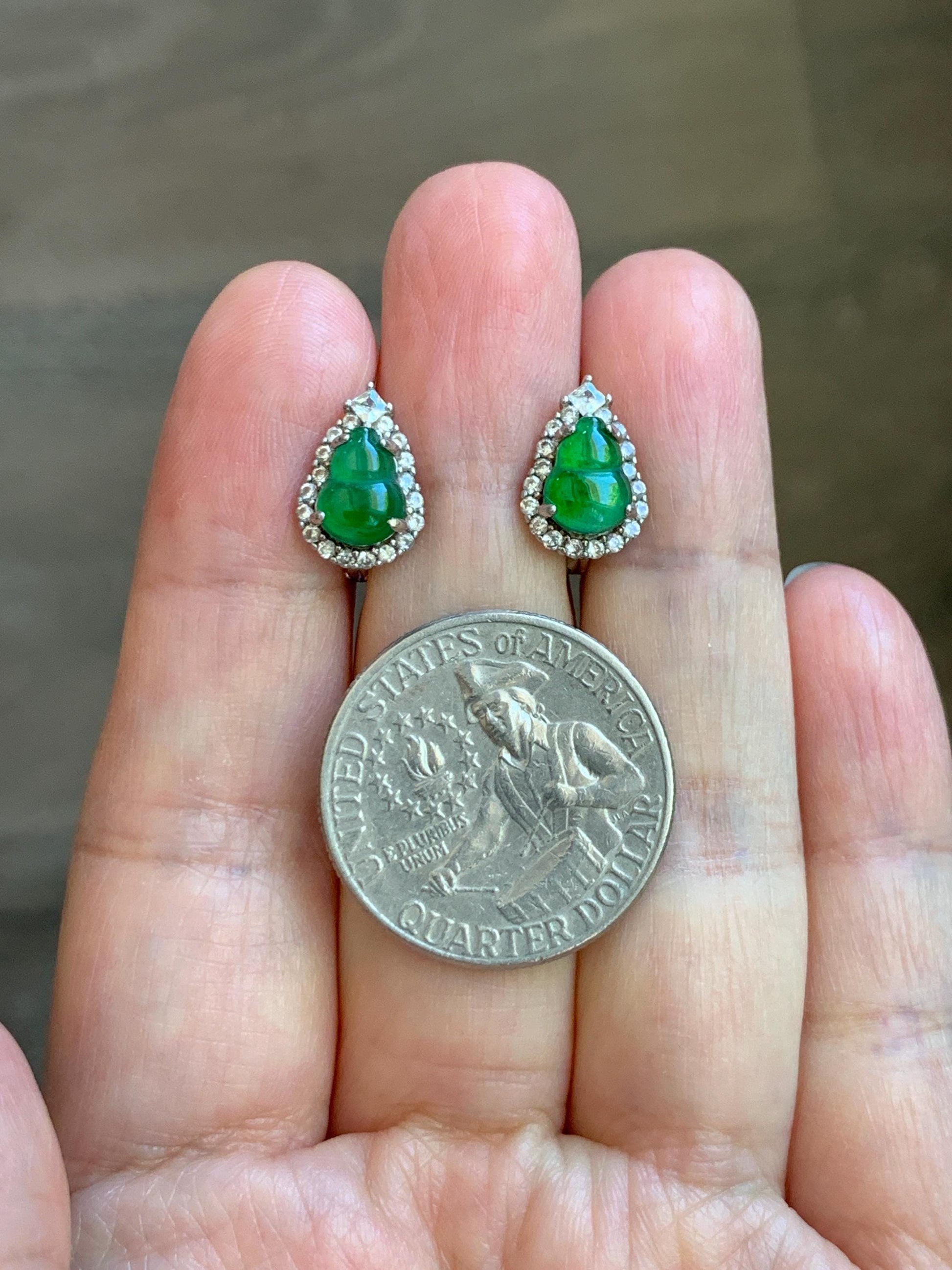 Natural Grade A Guatemalan Icy Translucent Vibrant Green Jade Jadeite Gourd Hulu Hoop Huggie Earrings Sterling Silver 天然冰危绿翡翠葫芦银镶耳包 WDH110B