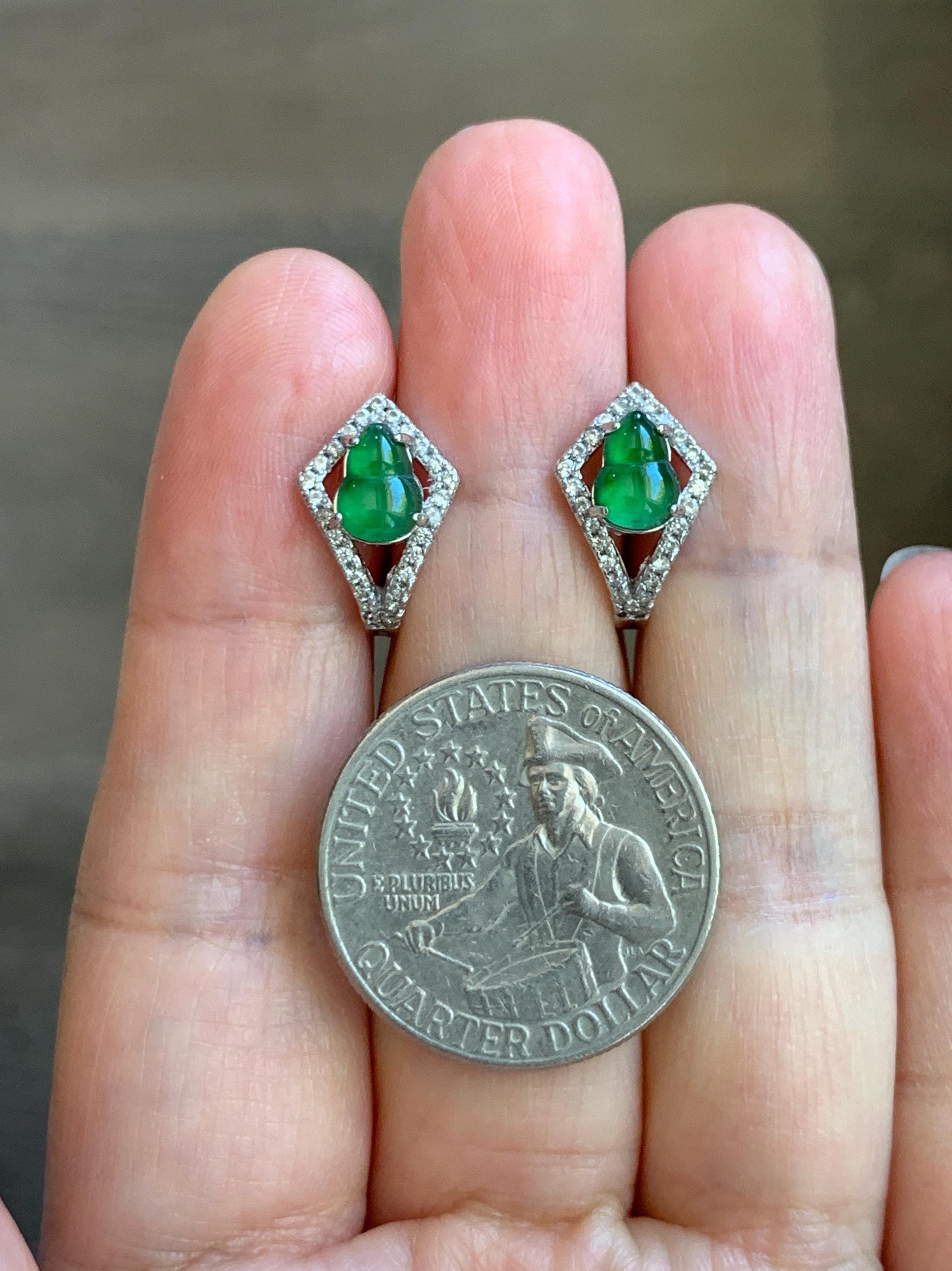 Natural Grade A Guatemalan Icy Translucent Vibrant Green Jade Jadeite Gourd Hulu Hoop Huggie Earrings Sterling Silver 天然冰危绿翡翠葫芦银镶耳包 WDH110B