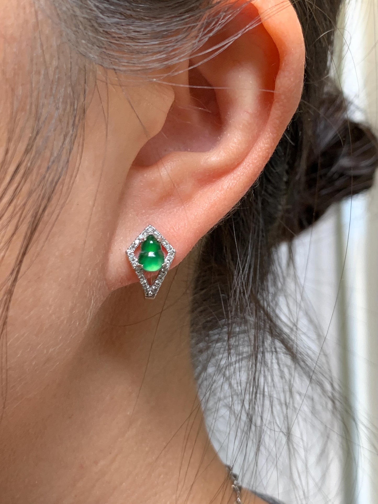 Natural Grade A Guatemalan Icy Translucent Vibrant Green Jade Jadeite Gourd Hulu Hoop Huggie Earrings Sterling Silver 天然冰危绿翡翠葫芦银镶耳包 WDH110B