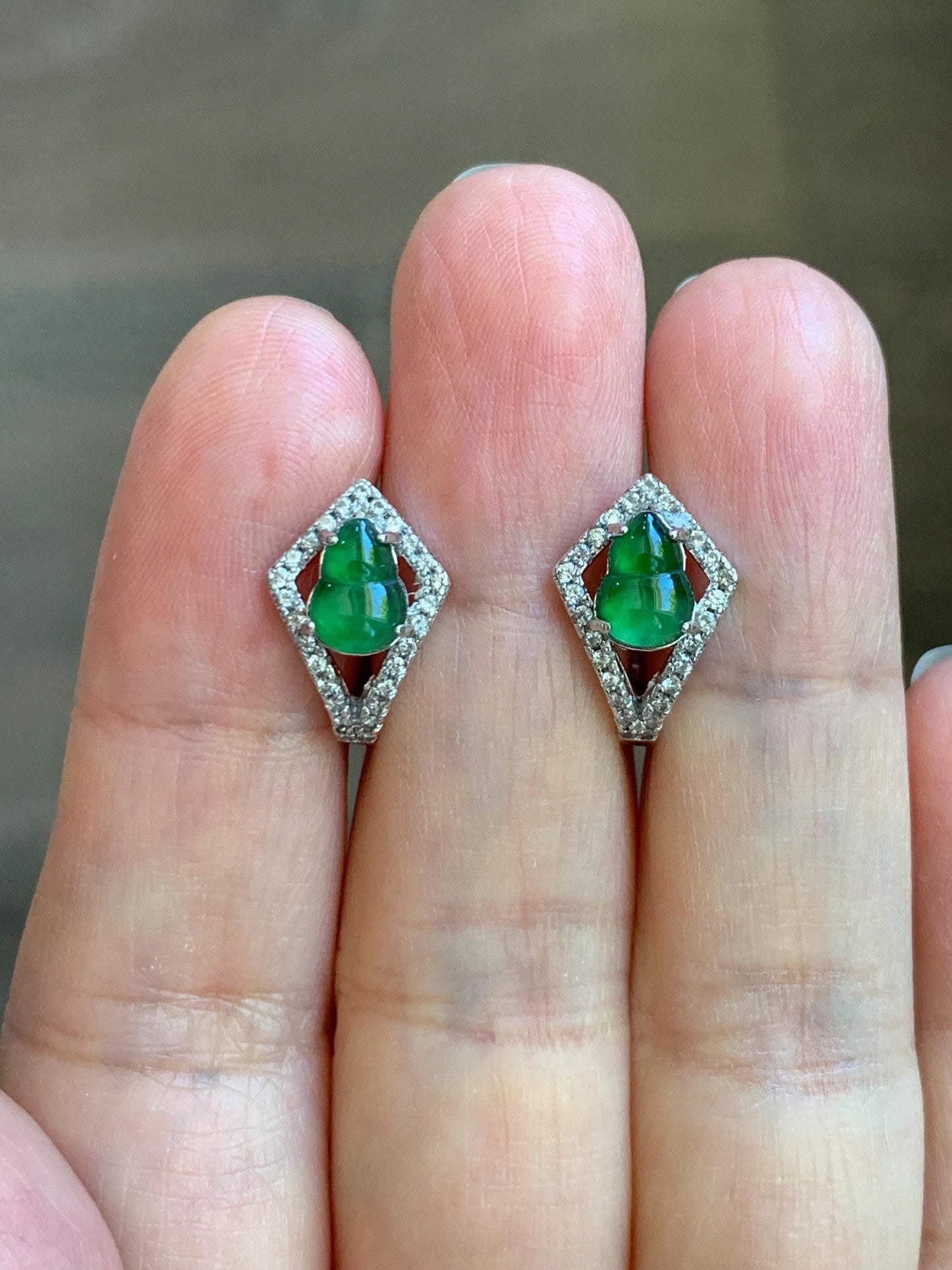 Natural Grade A Guatemalan Icy Translucent Vibrant Green Jade Jadeite Gourd Hulu Hoop Huggie Earrings Sterling Silver 天然冰危绿翡翠葫芦银镶耳包 WDH110B
