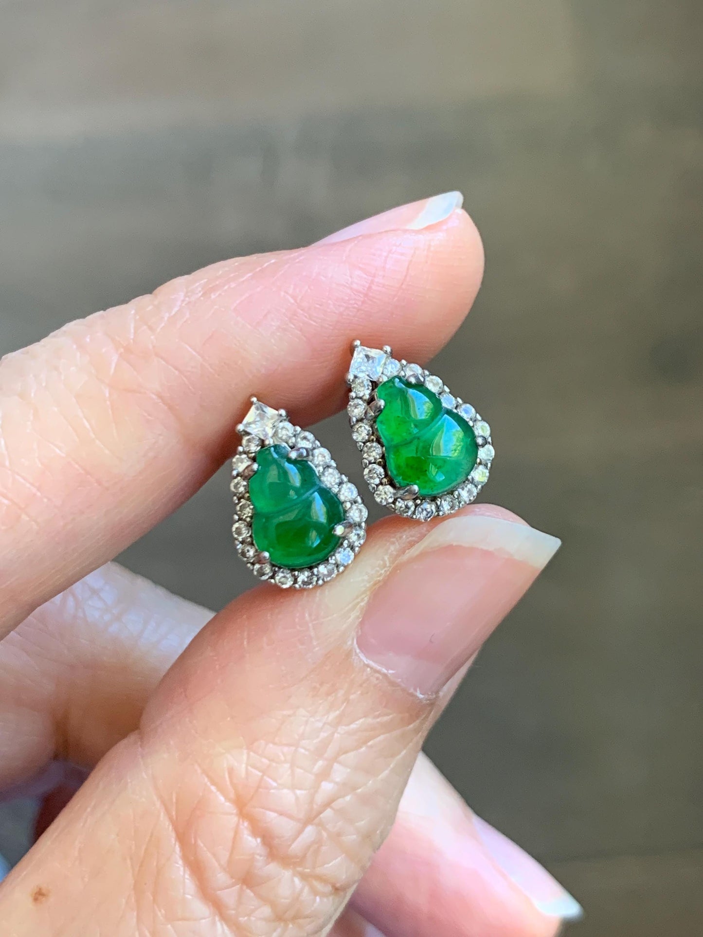 Natural Grade A Guatemalan Icy Translucent Vibrant Green Jade Jadeite Gourd Hulu Hoop Huggie Earrings Sterling Silver 天然冰危绿翡翠葫芦银镶耳包 WDH110B