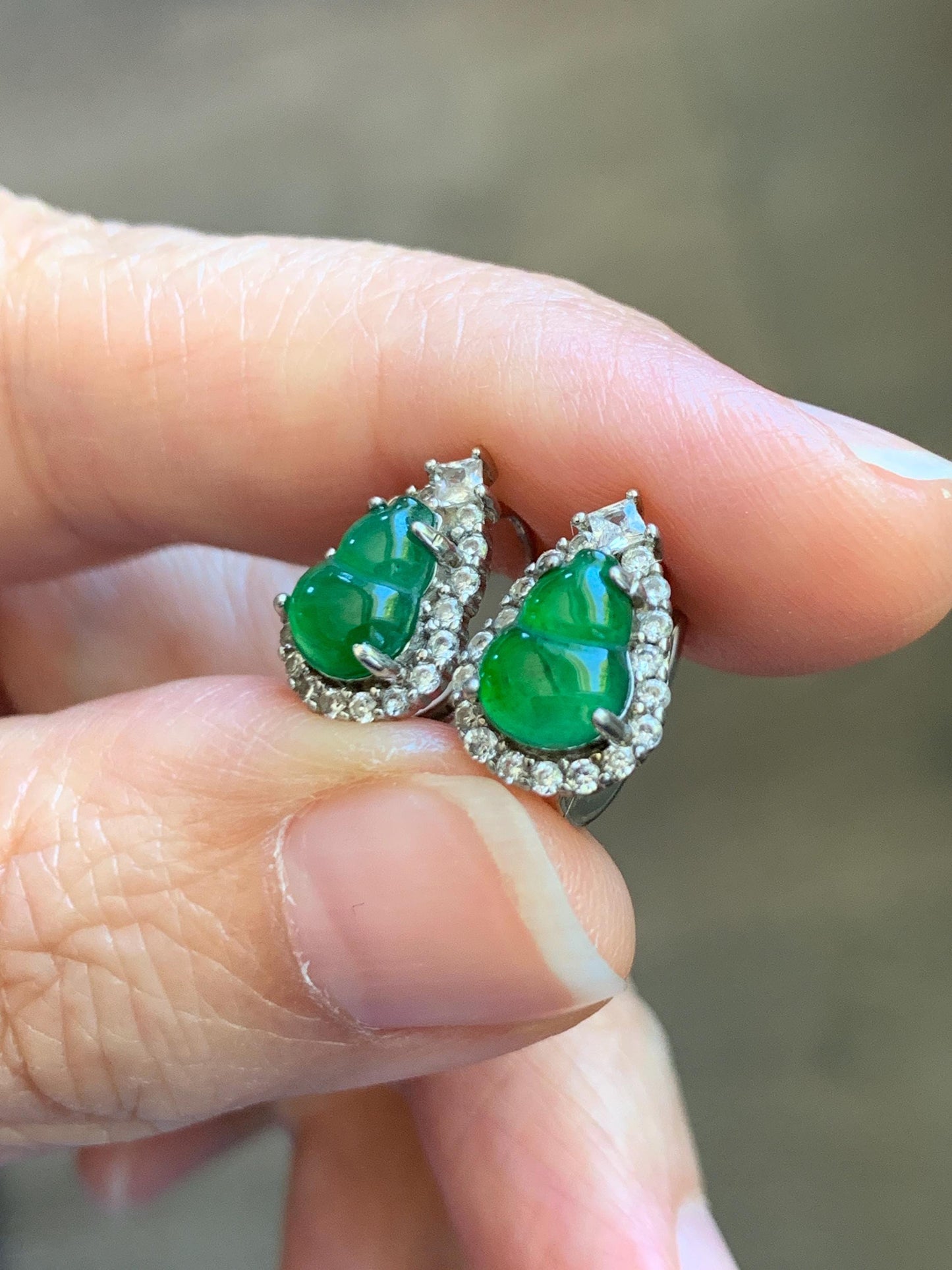 Natural Grade A Guatemalan Icy Translucent Vibrant Green Jade Jadeite Gourd Hulu Hoop Huggie Earrings Sterling Silver 天然冰危绿翡翠葫芦银镶耳包 WDH110B