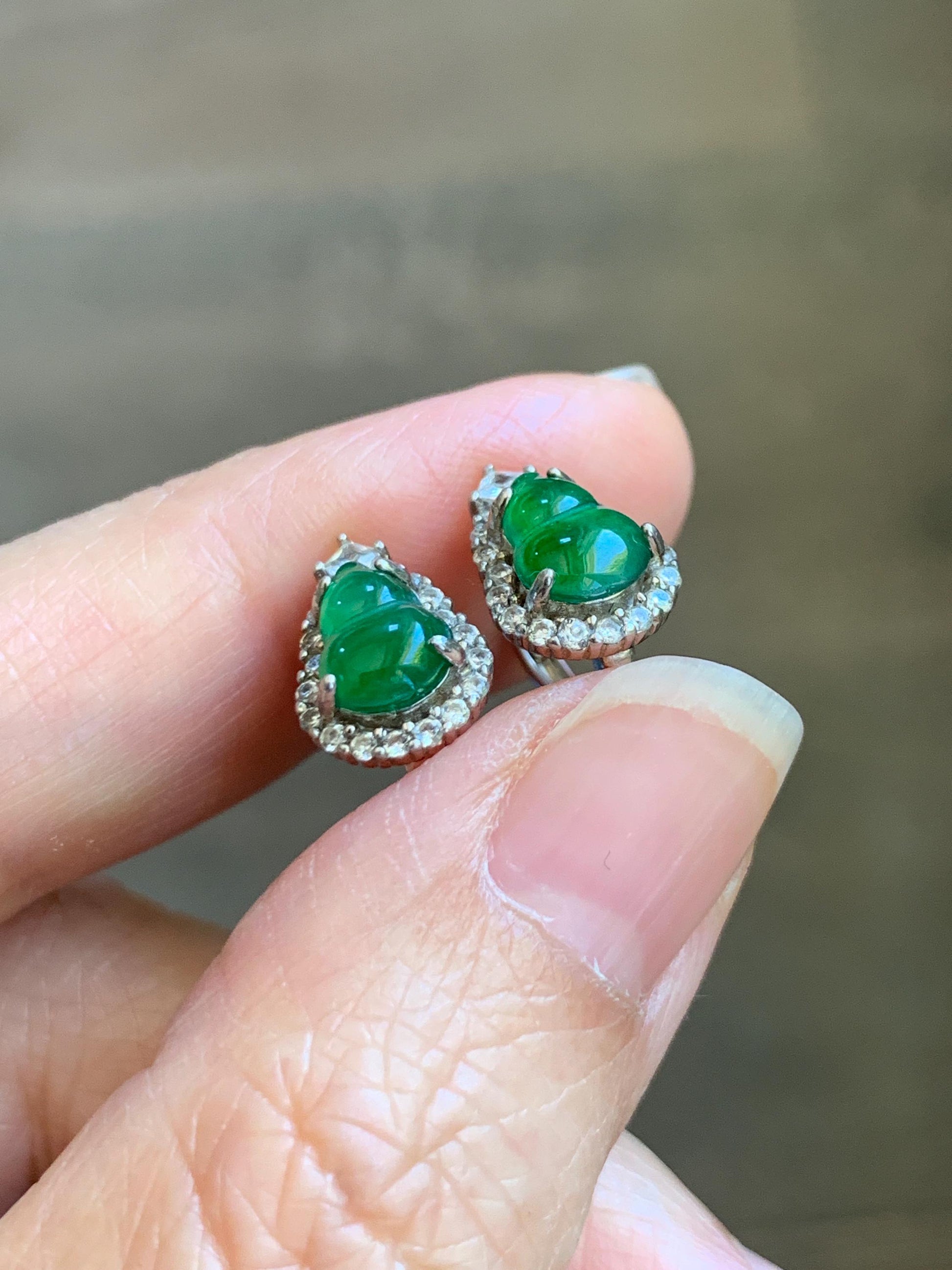 Natural Grade A Guatemalan Icy Translucent Vibrant Green Jade Jadeite Gourd Hulu Hoop Huggie Earrings Sterling Silver 天然冰危绿翡翠葫芦银镶耳包 WDH110B