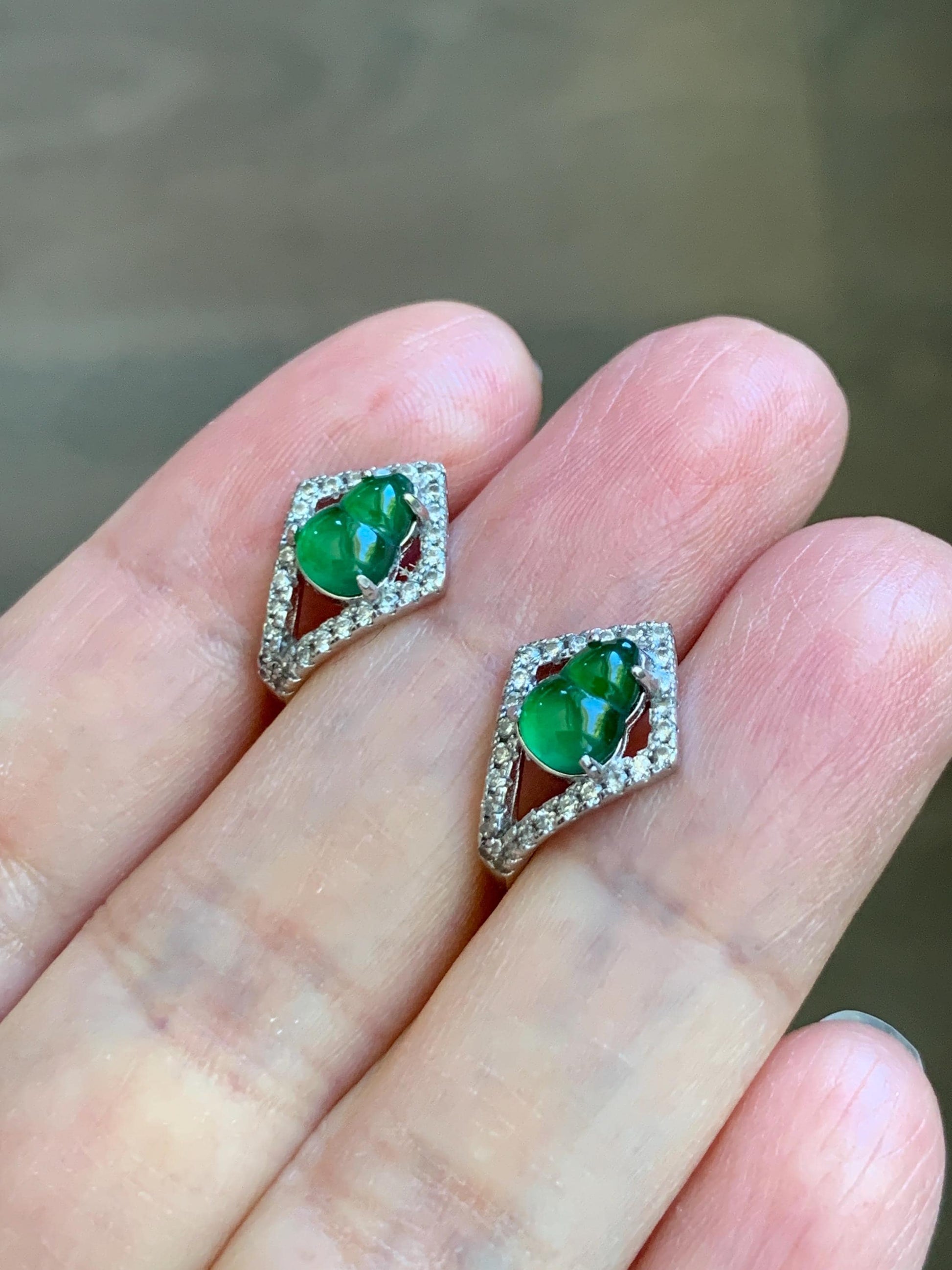 Natural Grade A Guatemalan Icy Translucent Vibrant Green Jade Jadeite Gourd Hulu Hoop Huggie Earrings Sterling Silver 天然冰危绿翡翠葫芦银镶耳包 WDH110B