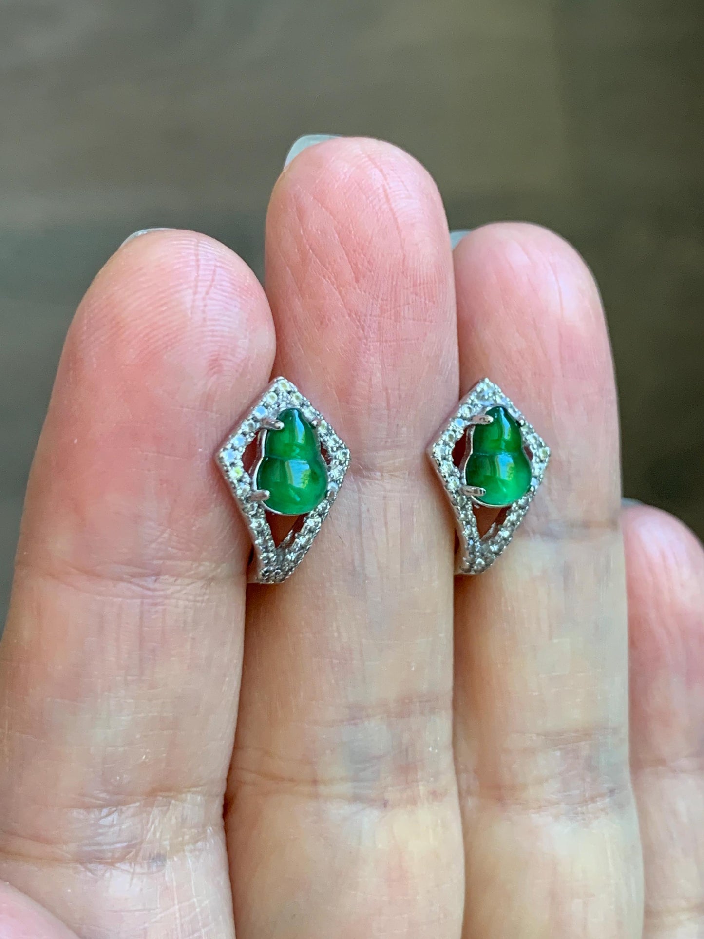 Natural Grade A Guatemalan Icy Translucent Vibrant Green Jade Jadeite Gourd Hulu Hoop Huggie Earrings Sterling Silver 天然冰危绿翡翠葫芦银镶耳包 WDH110B