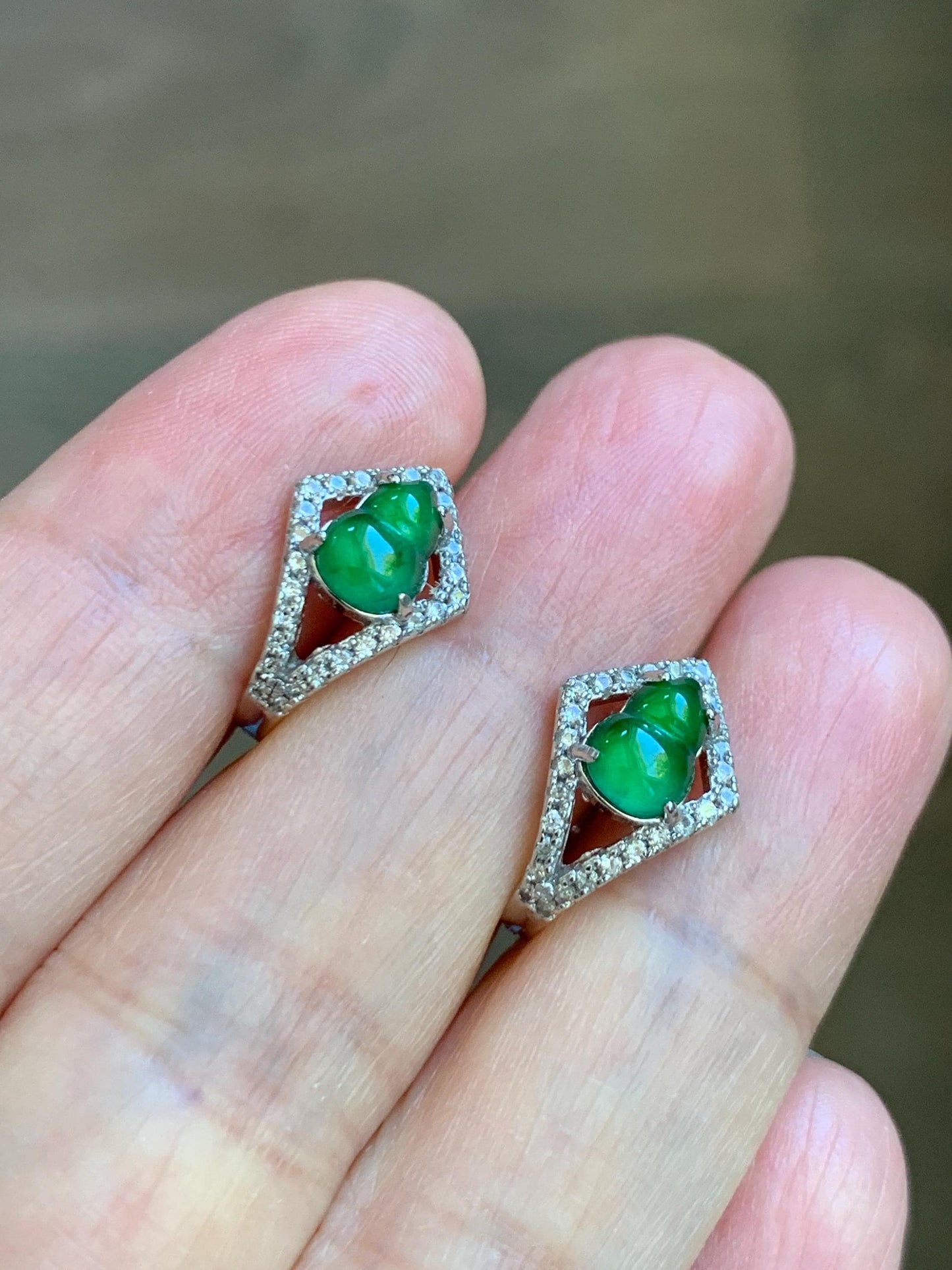 Natural Grade A Guatemalan Icy Translucent Vibrant Green Jade Jadeite Gourd Hulu Hoop Huggie Earrings Sterling Silver 天然冰危绿翡翠葫芦银镶耳包 WDH110B