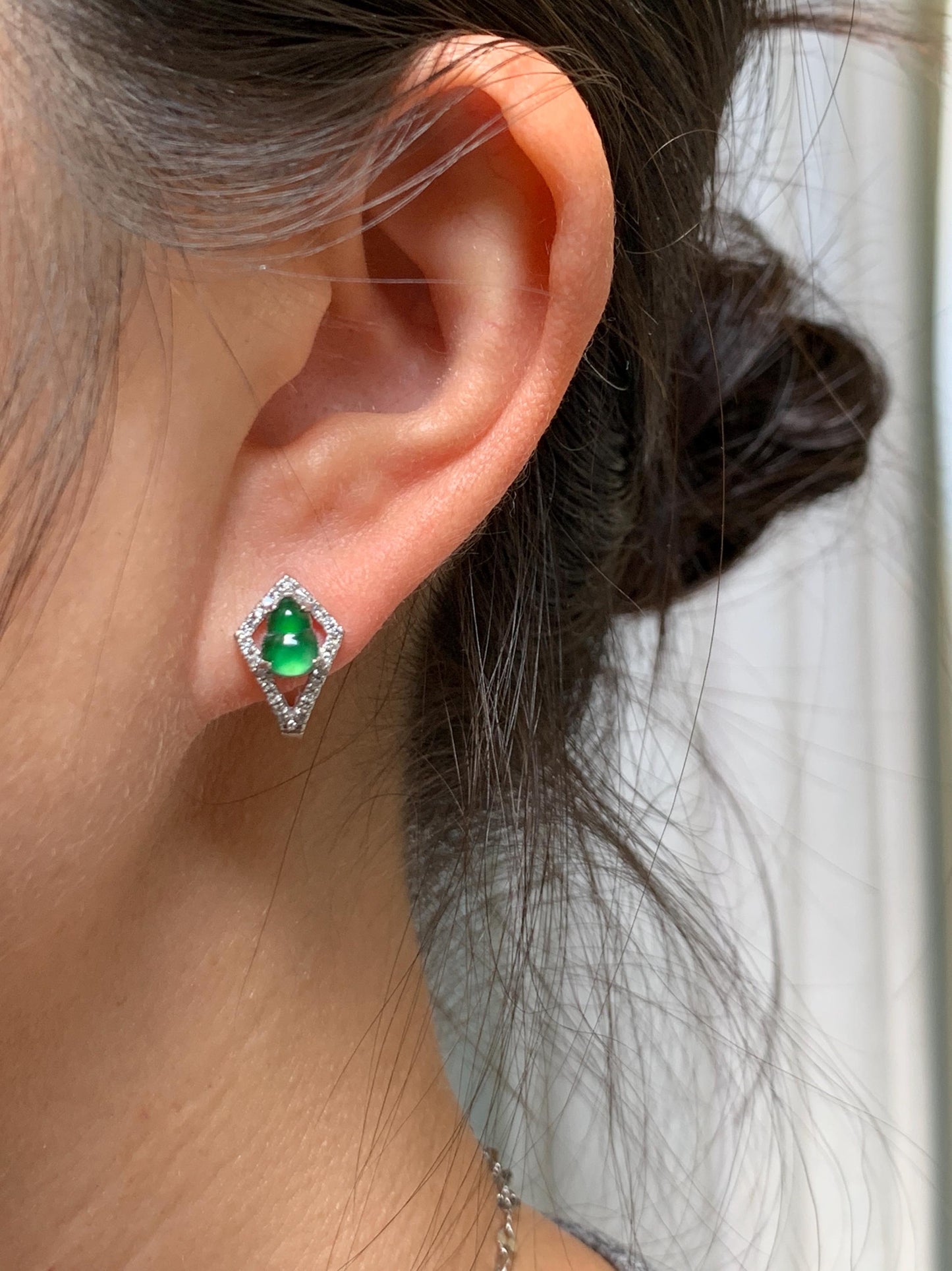 Natural Grade A Guatemalan Icy Translucent Vibrant Green Jade Jadeite Gourd Hulu Hoop Huggie Earrings Sterling Silver 天然冰危绿翡翠葫芦银镶耳包 WDH110B