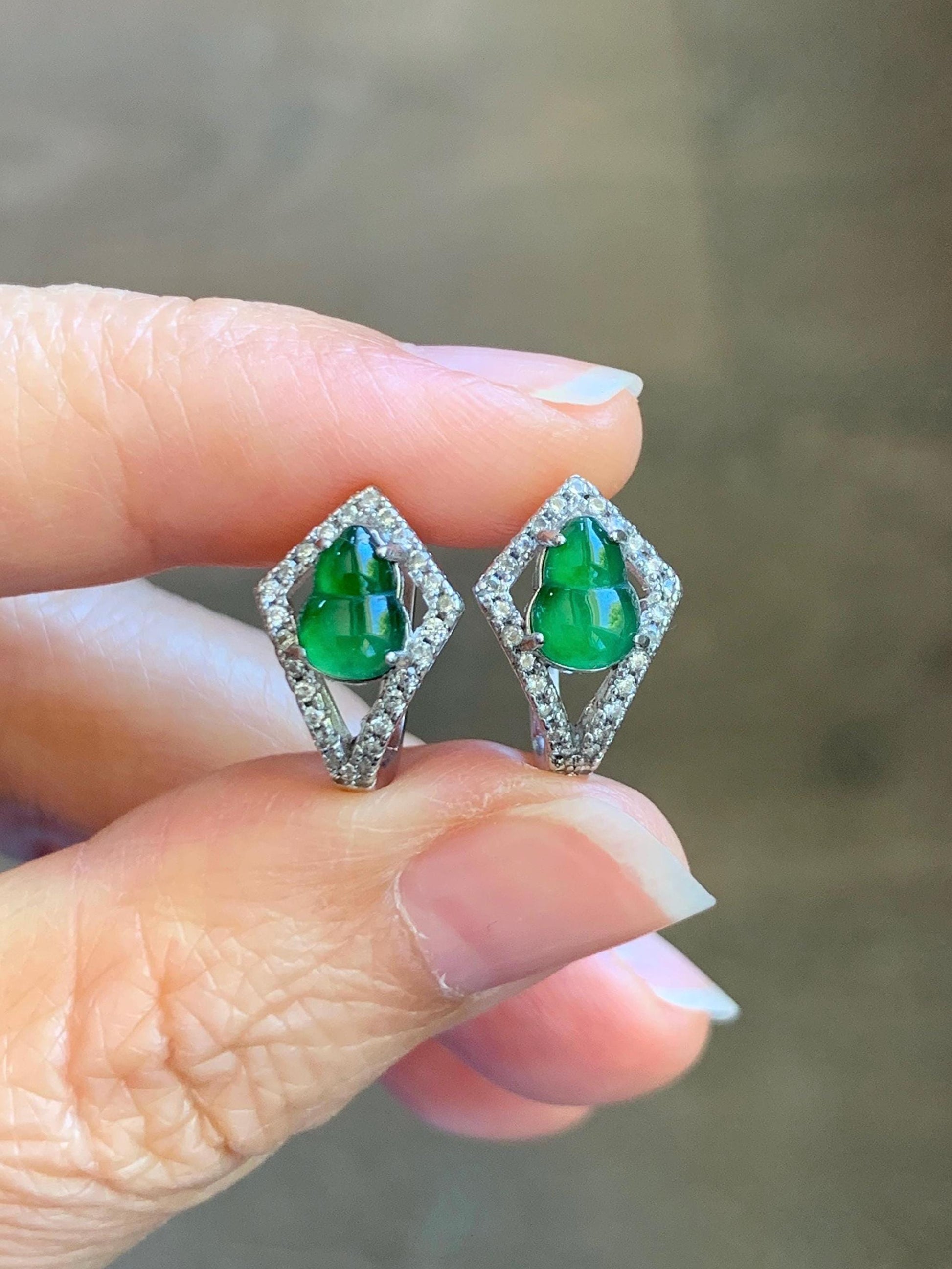 Natural Grade A Guatemalan Icy Translucent Vibrant Green Jade Jadeite Gourd Hulu Hoop Huggie Earrings Sterling Silver 天然冰危绿翡翠葫芦银镶耳包 WDH110B