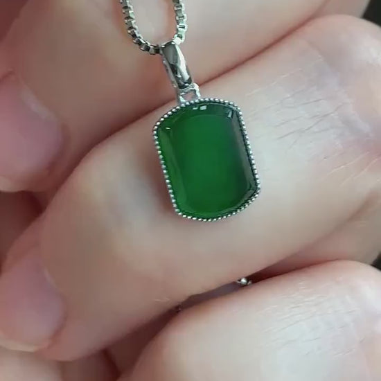 Certified Natural Guatemalan Premium Icy Highly Translucent Vibrant Green Jadeite Petite Pendant 18K White Gold 1.03g 天然冰危绿翡翠无事牌镶嵌吊坠 1454