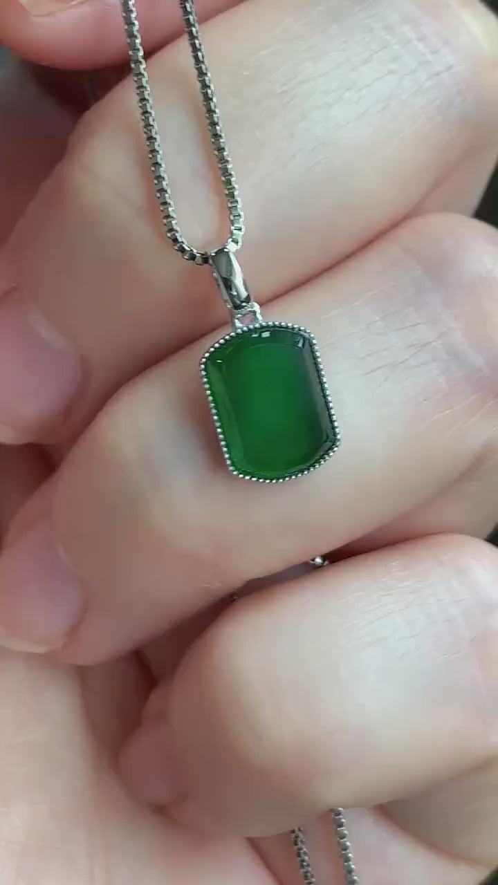 Certified Natural Guatemalan Premium Icy Highly Translucent Vibrant Green Jadeite Petite Pendant 18K White Gold 1.03g 天然冰危绿翡翠无事牌镶嵌吊坠 1454